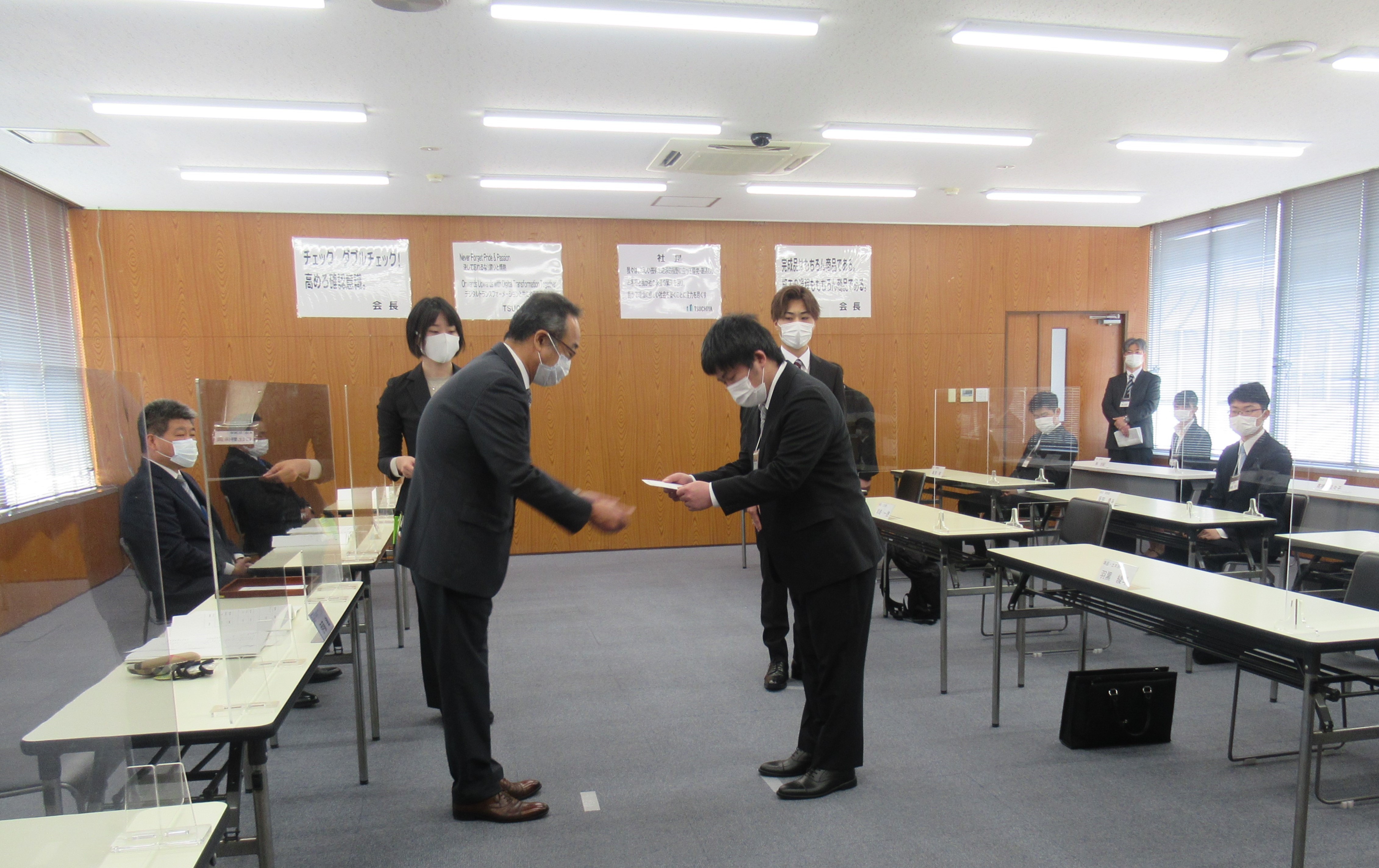 Web会議システムを利用して入社式を行いました お知らせ 総合建設 建築業 土や人が築く未来 Tsuchiya株式会社 Web会議システムを利用して入社式を行いました お知らせ 総合建設 建築業 土や人が築く未来 Tsuchiya株式会社